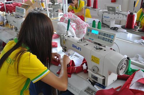详情               广州草根服装厂是一家集服装设计,生产,销售于为